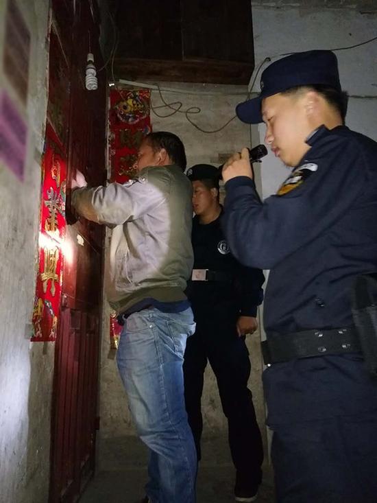 麻山镇粗心妈妈误将幼女锁家中 