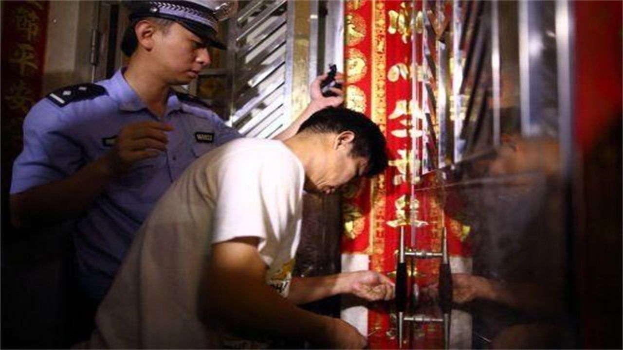 麻山镇请开锁师傅开了锁后，师傅